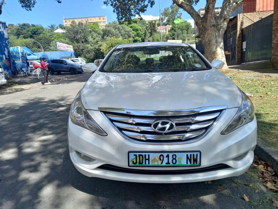 2011 Hyundai Sonata Sedan White 1.6 Petrol,  Automatic, 104000kms Leather seat, Keyless,