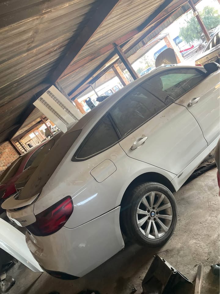 BMW 320i GT  stripping for parts