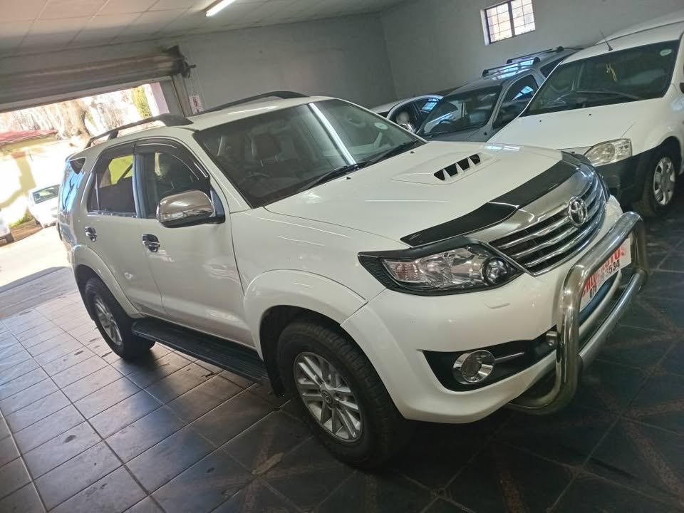 2015 Toyota fortuner 3.0 D4D,Diesel 4x2  Leather interior, Manual  White ,Reverse camera  Sparekey