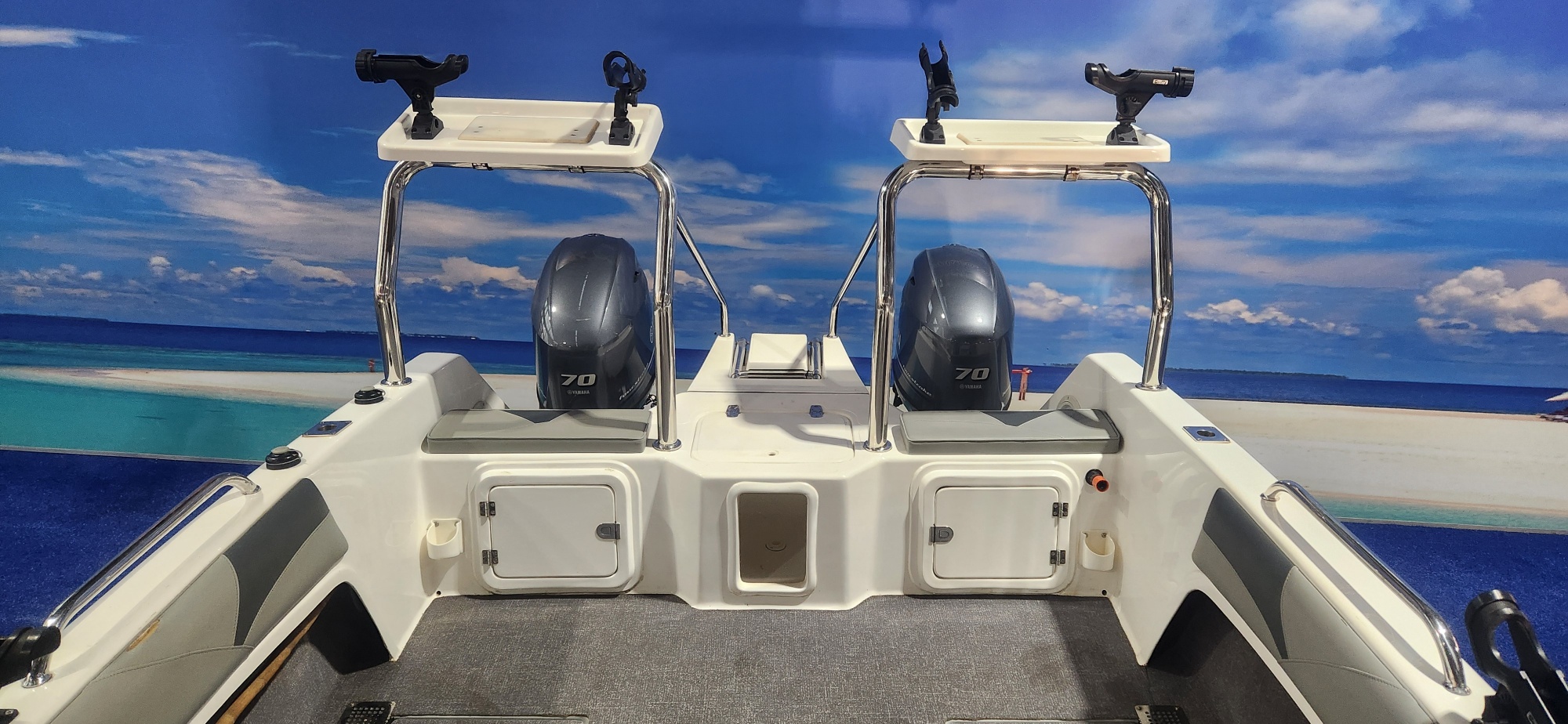 SEACAT 520 FC ON TRAILER 2 X 70 HP YAMAHA 4 STROKES 2022 MODEL 70 HOUR