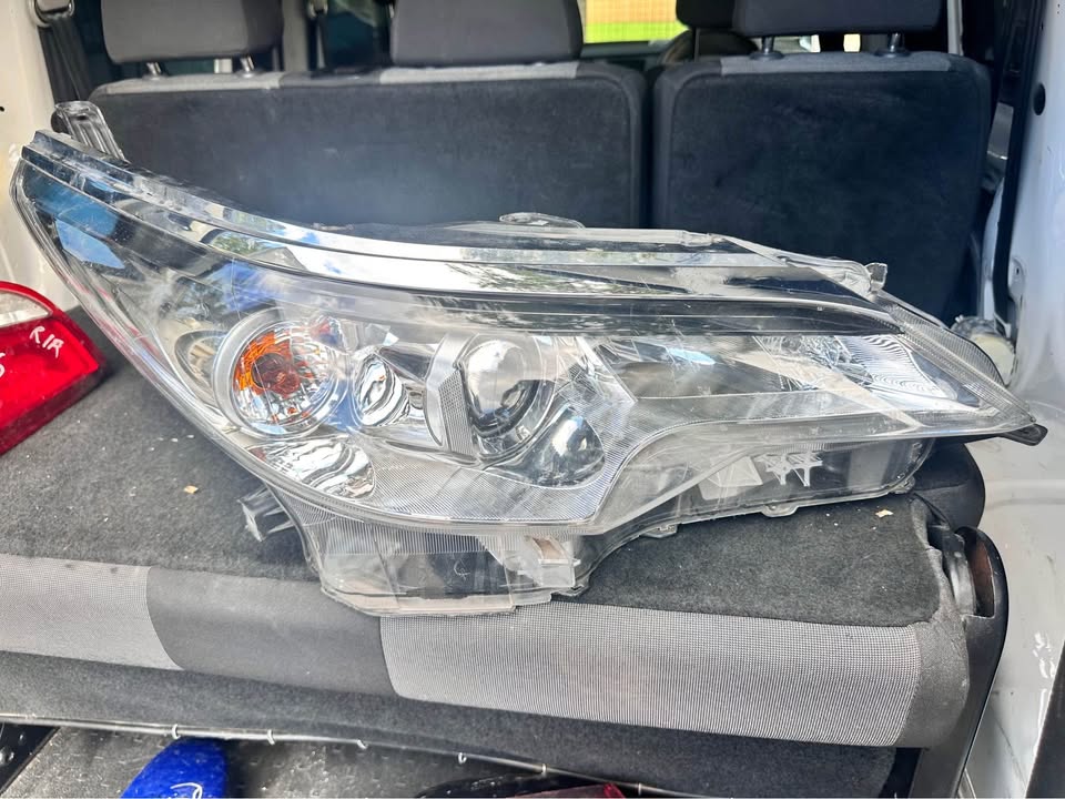 Toyota fortuner right side headlight - Private Seller Toyota fortuner right side headlight - Private Seller