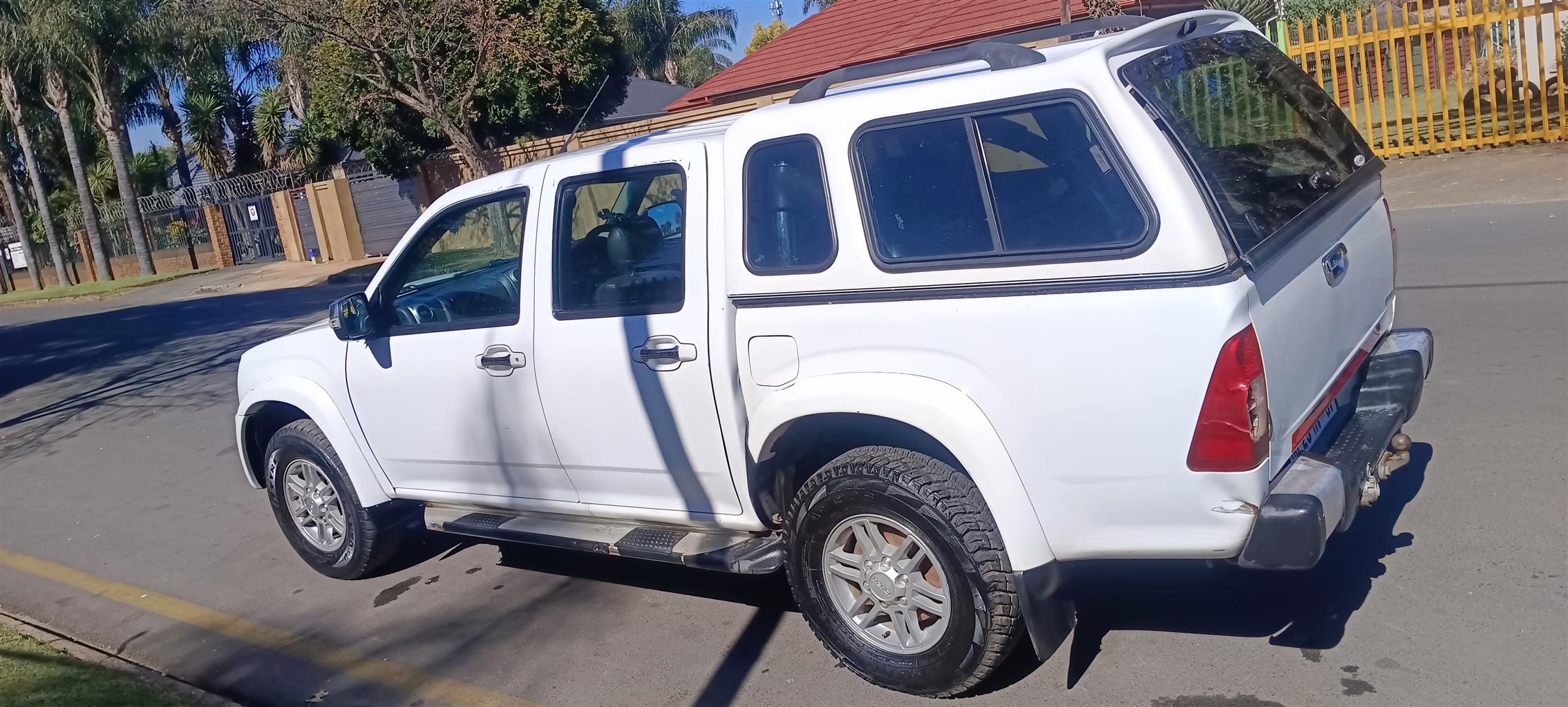 Used 2012 Isuzu KB 300D-Teq double cab LX auto - Private Seller Used 2012 Isuzu KB 300D-Teq double cab LX auto - Private Seller