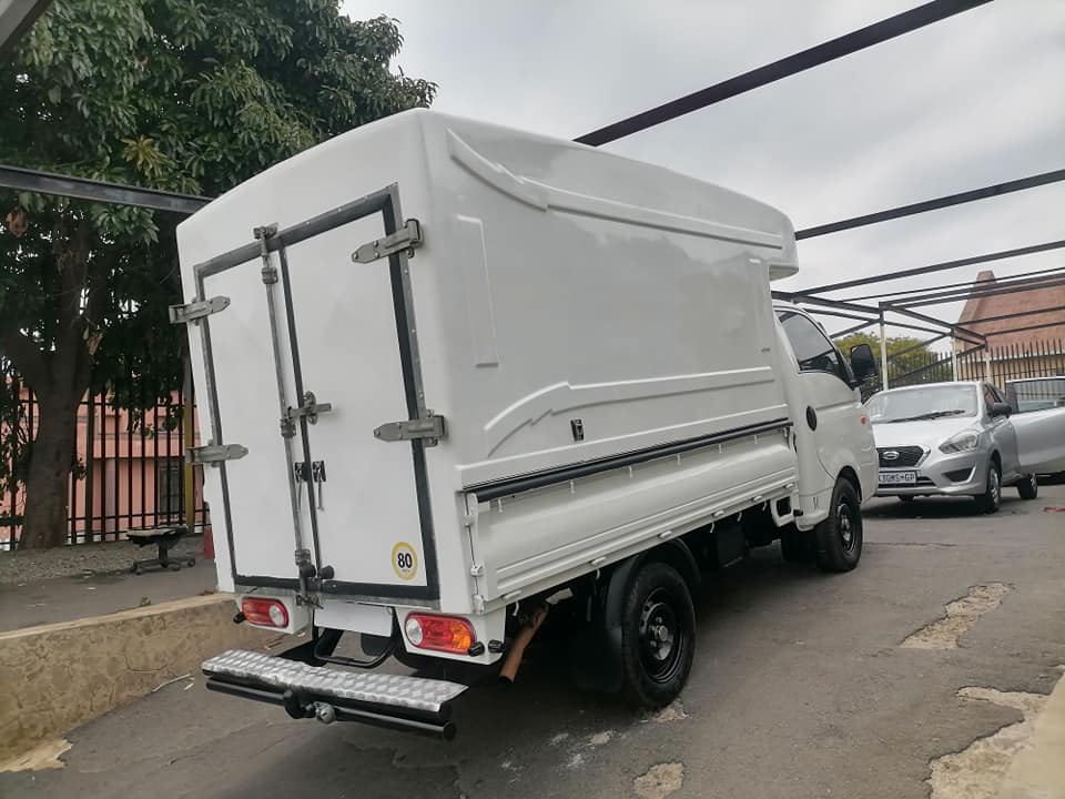 2011 Hyundai H100 2.6 Bakkie Diesel Turbo with a Canopy