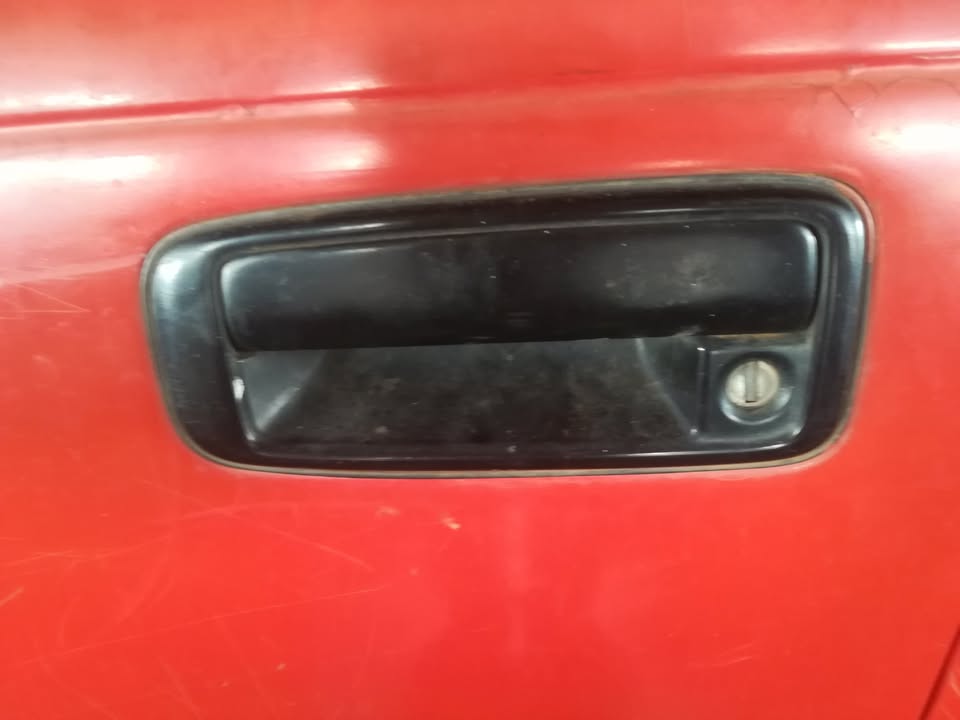 TOYOTA DOOR HANDLE (LEFT HAND SIDE) - Private Seller TOYOTA DOOR HANDLE (LEFT HAND SIDE) - Private Seller