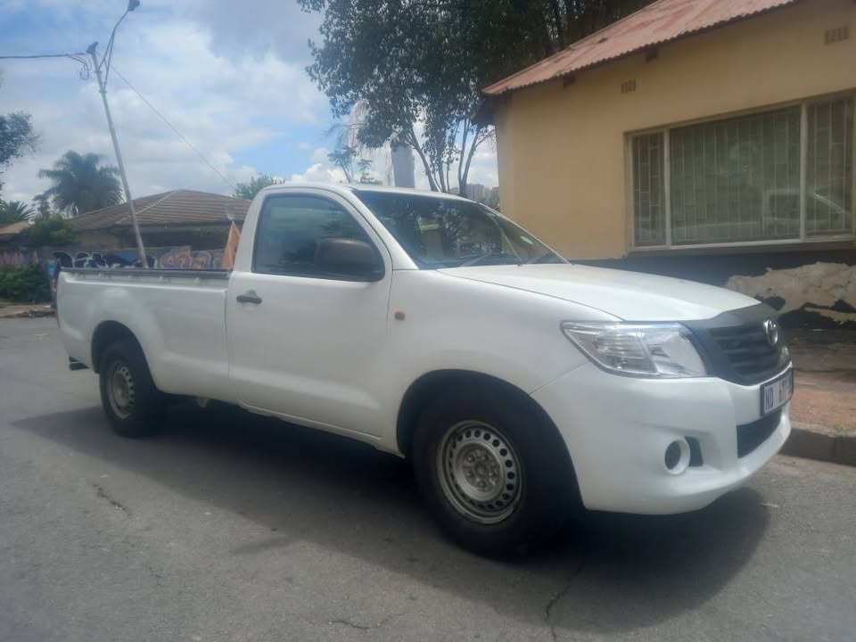 2013 Toyota Hilux Single cab low Raider White 2.5 Diesel, Manual, 141000kms. Leather Seats.