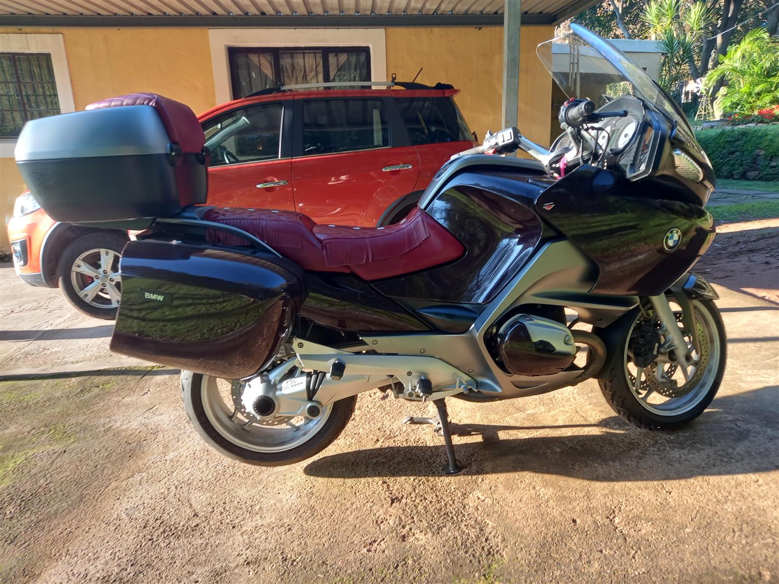 2008 BMW R1200RT , All three BMW paniers recentlr covered leather ...
