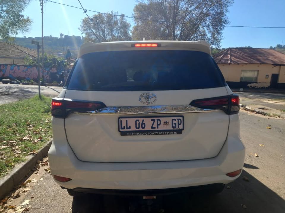 2017 Toyota Fortuner 2.4 GD6 DIESEL, AUTOMATIC, WHITE, 118000kms LEATHER SEATS.