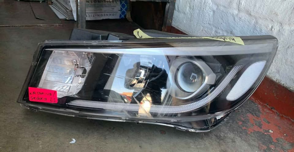 KIA Sedona Xenon Headlight Leftside. - Private Seller KIA Sedona Xenon Headlight Leftside. - Private Seller