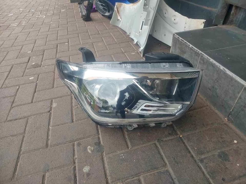 Hyundai H1 headlight right side - Private Seller Hyundai H1 headlight right side - Private Seller