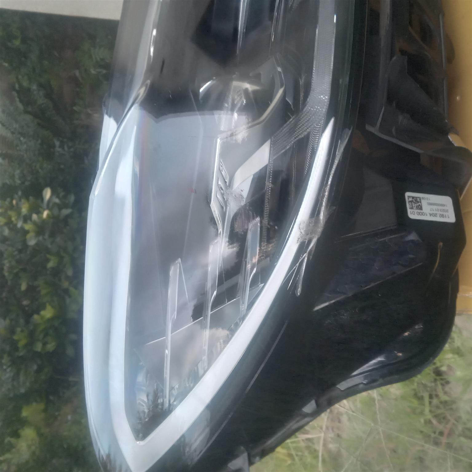 R/h headlight slightly damage at bottom left as shown in picture - Private Seller