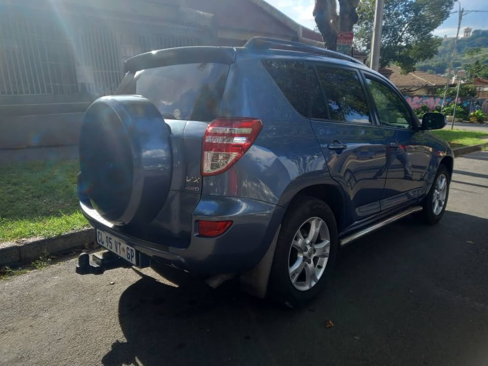 2010 TOYOTA RAV4 2.0 D4D Diesel, Manual. . Leather seats. Call Innocent . Blue Color,