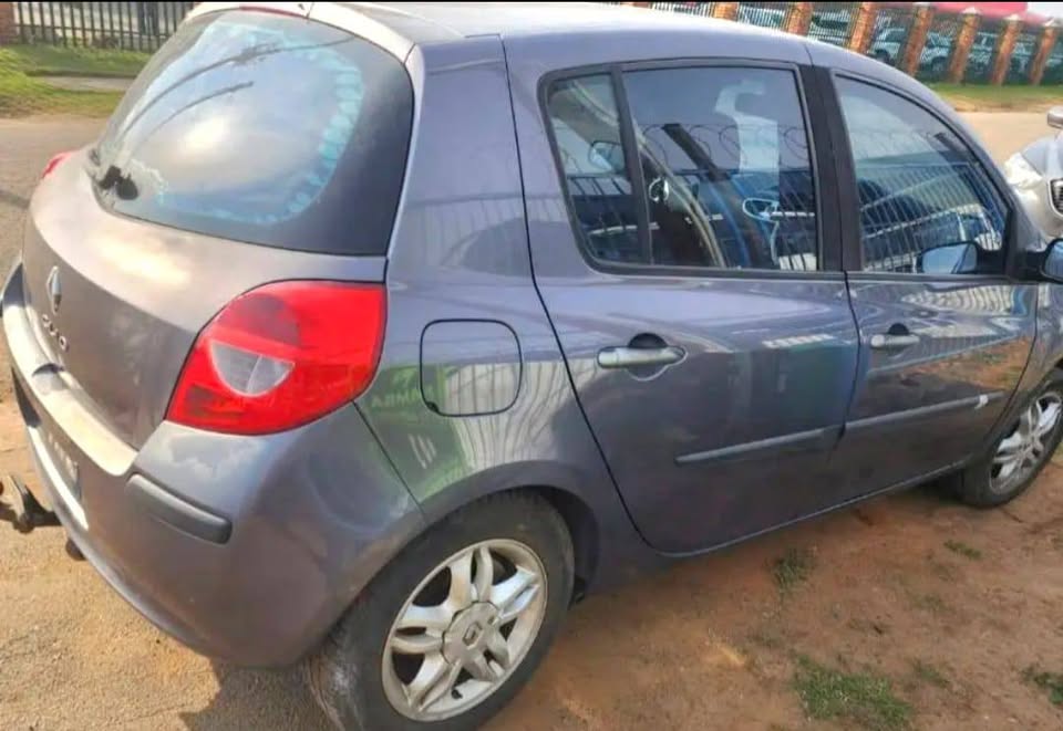2003 Renault Clio 3 stripping for parts my number WhatsApp or cell