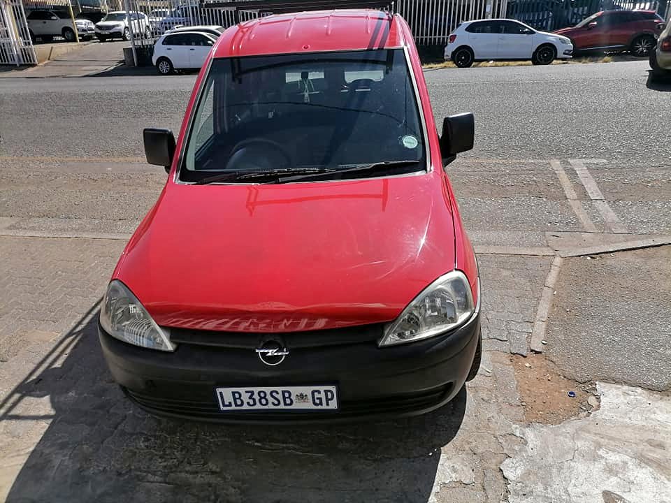 2006 Opel Combo 1.4 panel van Bakkie with a Carrier 2006 Opel Combo 1.4 panel van Bakkie with a Carrier