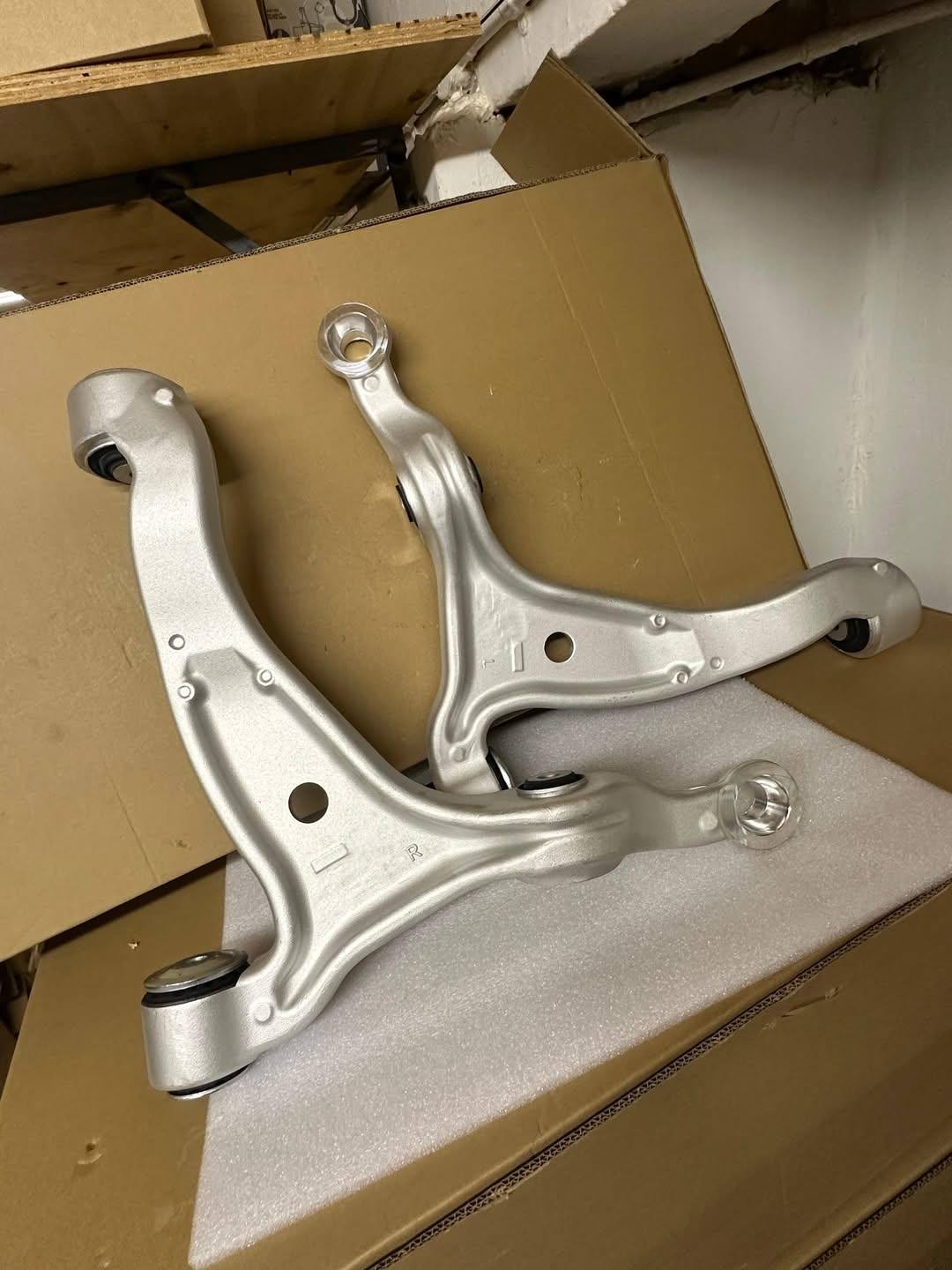 BRAND NEW LOWER CONTROL ARMS FOR MERCEDES BENZ W167 GL350,GLE400, GLE450, GL500 - Private Seller BRAND NEW LOWER CONTROL ARMS FOR MERCEDES BENZ W167 GL350,GLE400, GLE450, GL500 - Private Seller