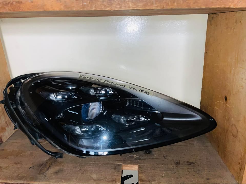 Porsche Cayenne headlight - Private Seller Porsche Cayenne headlight - Private Seller