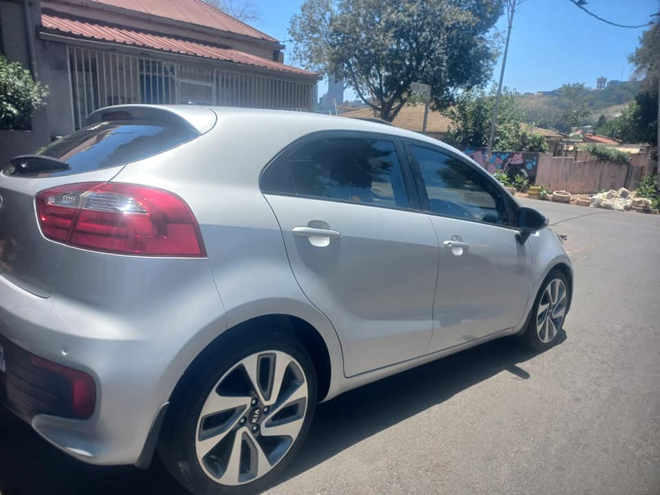 2015 KIA RIO HATCHBACK 1.4 PETROL, MANUAL, SILVER COLOR, MILEAGE 78000KMS