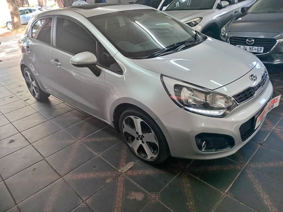 2014 Kia rio 1.4 Manual  Silver Color, Sparekey  Service book, Reverse Camera, reverse sensor  Leath