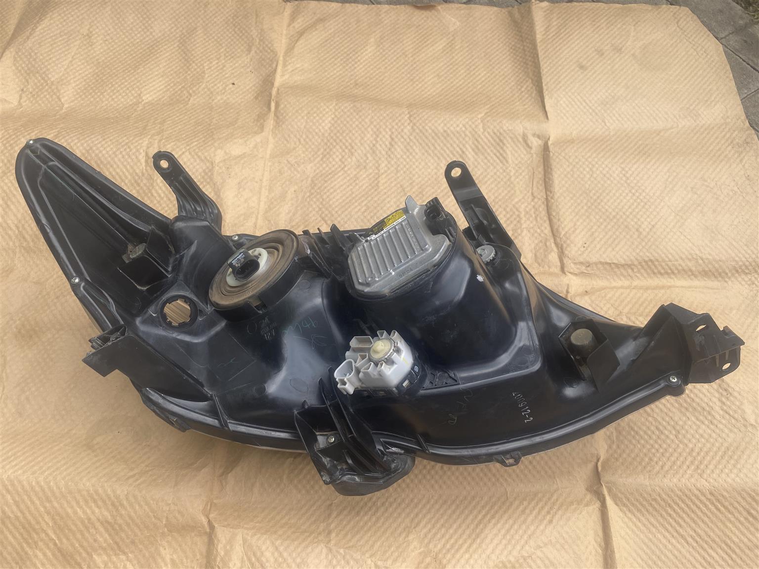 2015 TOYOTA FORTUNER XENON HEADLIGHT LEFT SIDE FOR SALE. IN EXCELLENT CONDITION