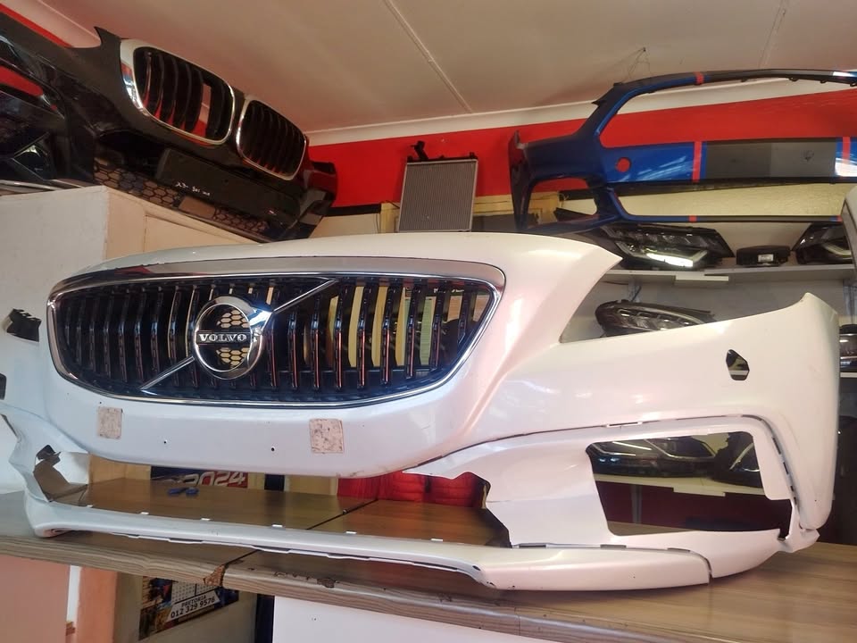 2019 VOLVO V40 FRONT BUMPER WITH MAIN GRILL FOR SALE IN A GOOD CONDITION - Private Seller
