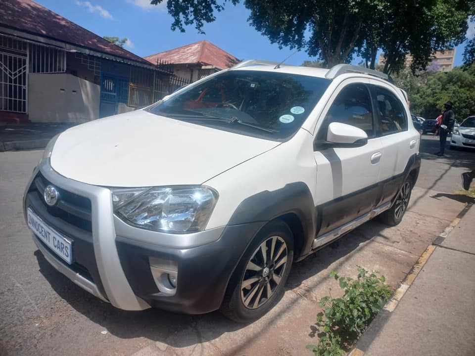 2015 TOYOTA ETIOS CROSS 1.5 PETROL, MANUAL, WHITE COLOR, MILEAGE 85000KMS