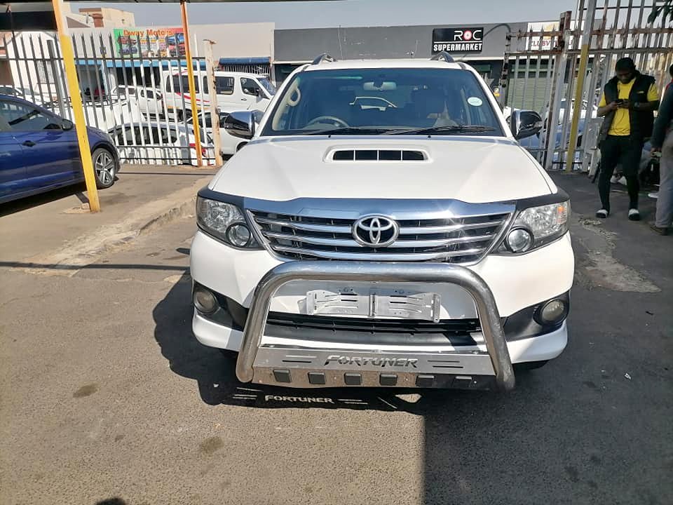 2011 Toyota Fortuner 3.0 D4D 4×2 seven seater with a leather seat