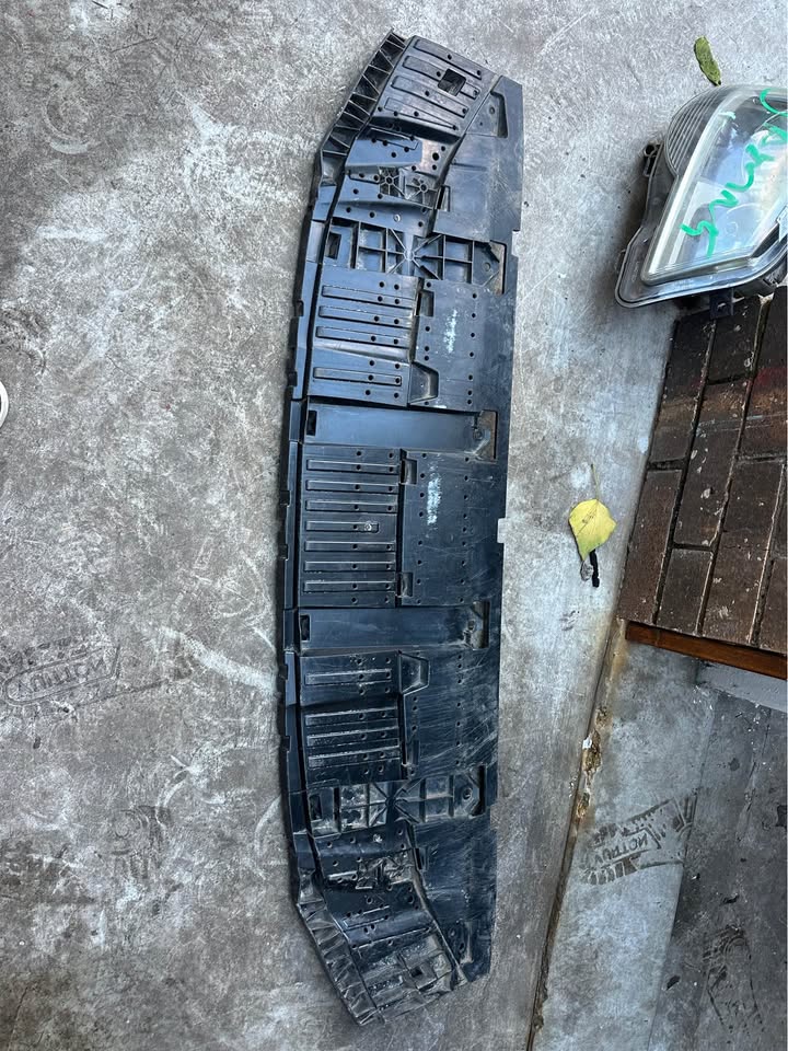AUDI Q3 8U 2015-2018 BUMPER COVER UNDERTRAY 8U0807233E - Private Seller AUDI Q3 8U 2015-2018 BUMPER COVER UNDERTRAY 8U0807233E - Private Seller