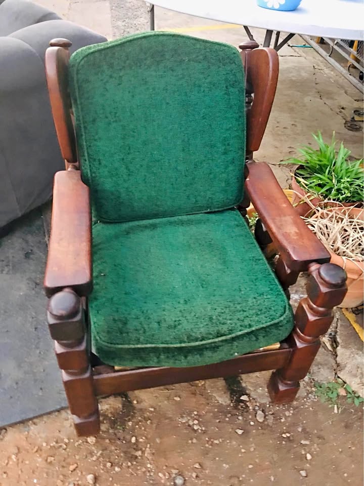 Auntique chair Auntique chair