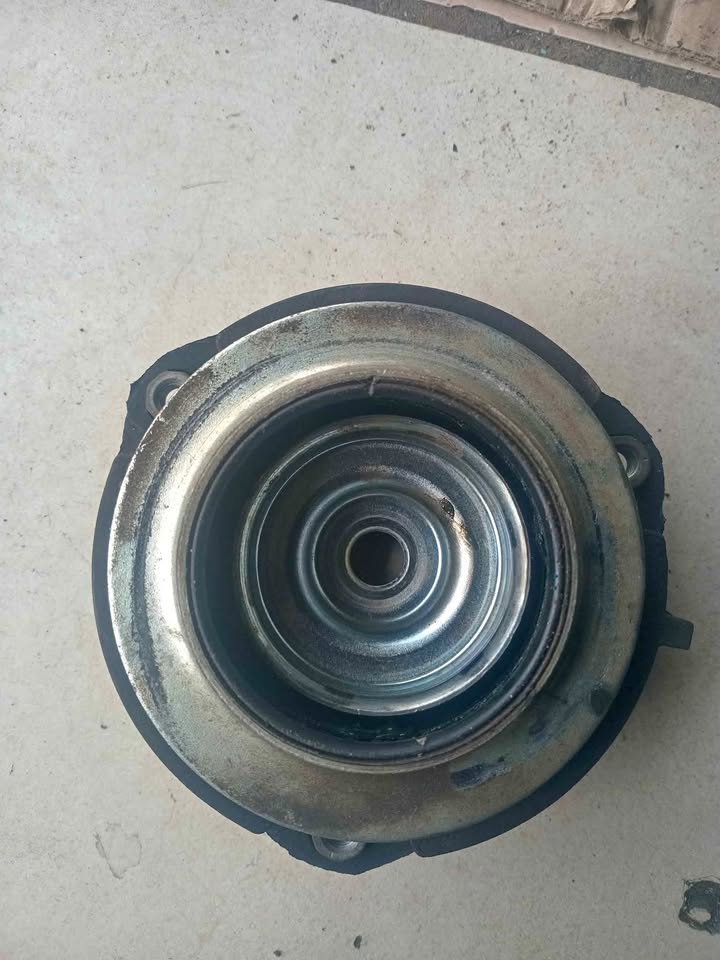 VW Passat Tiguan Audi Q3 RSQ3 TTRS suspension strut top mount 1K0412331C - Private Seller VW Passat Tiguan Audi Q3 RSQ3 TTRS suspension strut top mount 1K0412331C - Private Seller