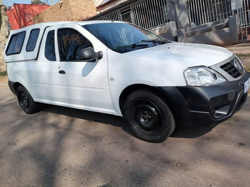 2018 NISSAN NP200 BAKKIE 1.6 IN EXCELLENT CONDITION  CANOPY