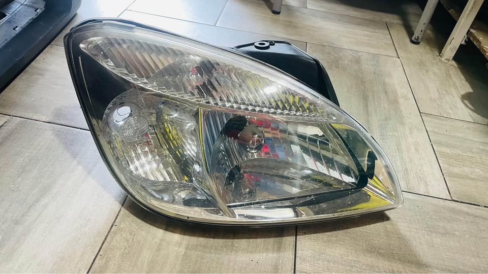 Kia Rio headlight 2005 - Private Seller Kia Rio headlight 2005 - Private Seller