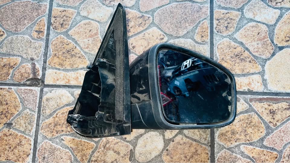 Renault Kwid side mirror 2016/20 - Private Seller Renault Kwid side mirror 2016/20 - Private Seller