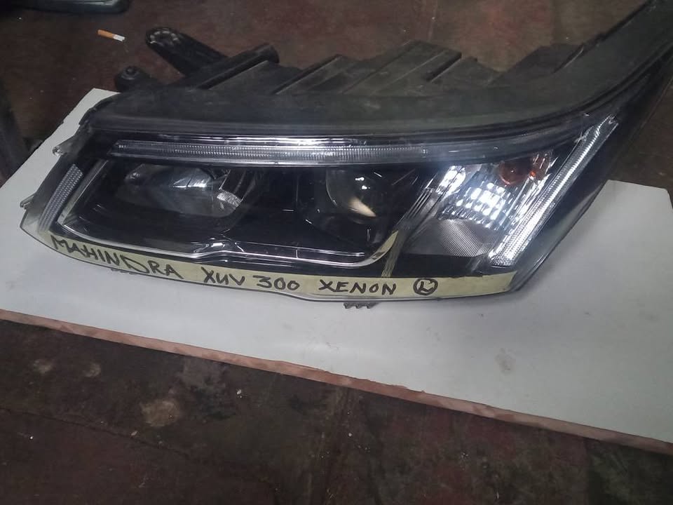MAHINDRA XUV 300 XENON HEADLIGHT Left Side - Private Seller