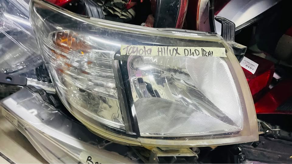 Toyota Hilux D4D Legend 45 headlight - Private Seller Toyota Hilux D4D Legend 45 headlight - Private Seller
