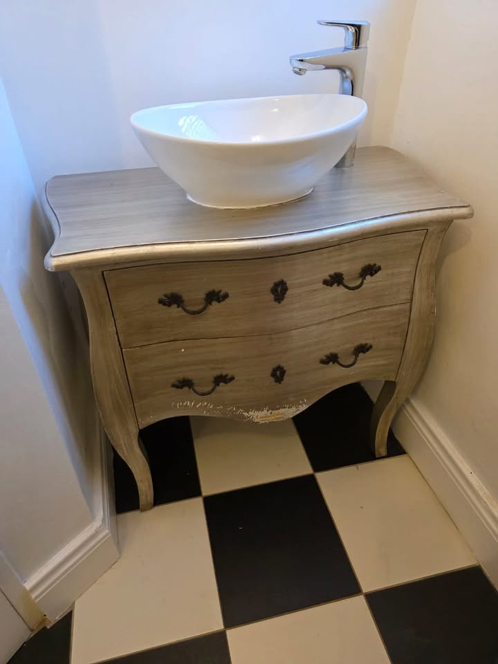 Small vanity, complete with basin and Hansgrohe tap.