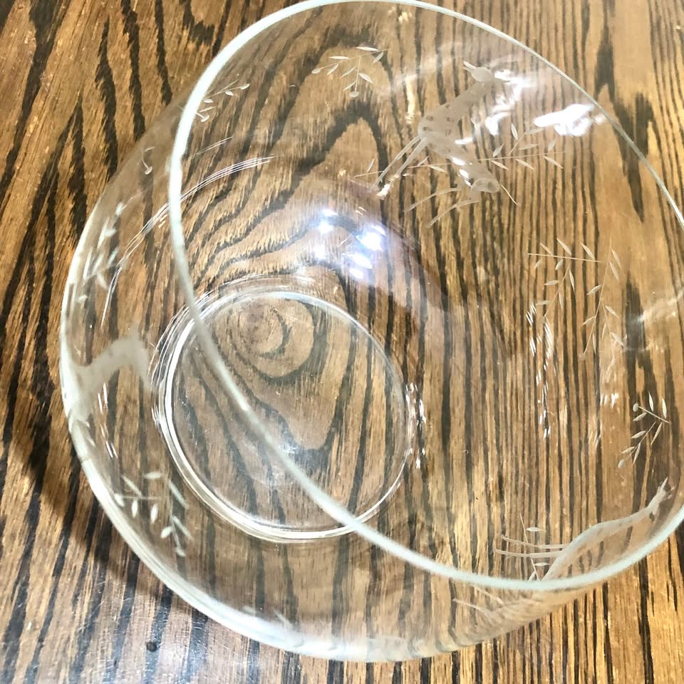 Vintage Exotic Elegance: Medium Glass Bowl with Giraffe and Leaf Design