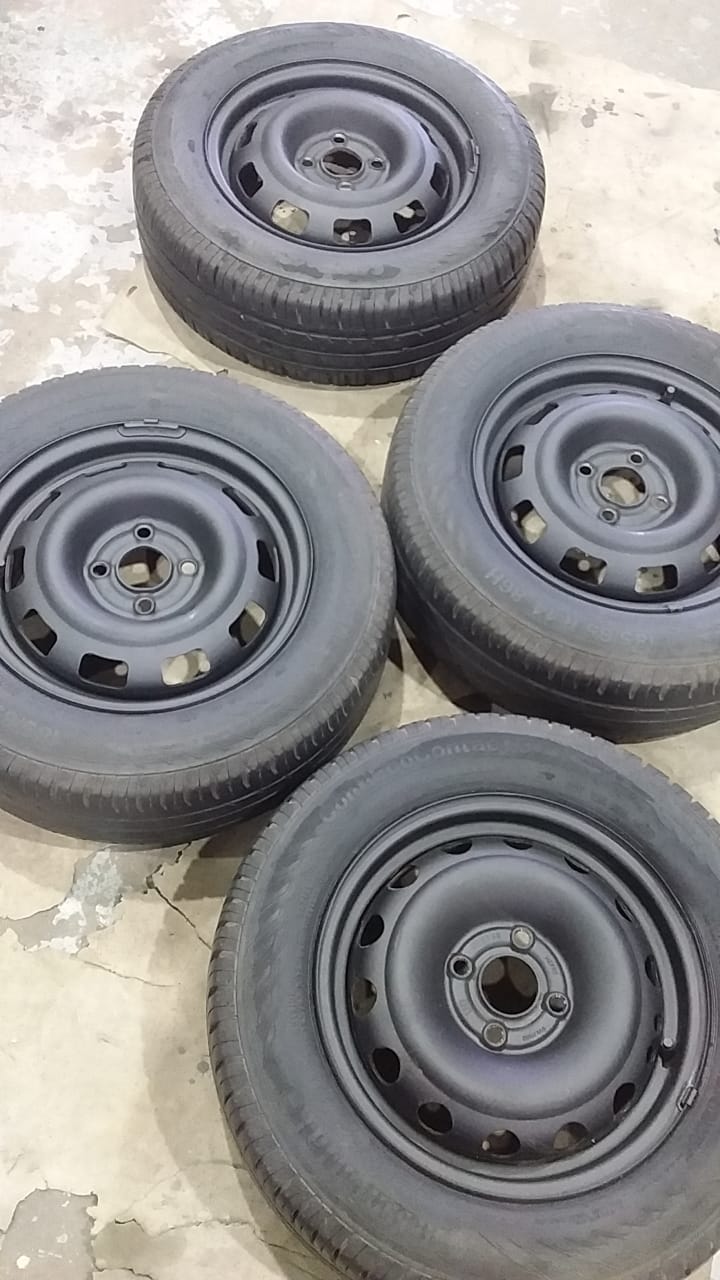 4× 14duim bande met 4 gat Swart Staal rims 4× 14duim bande met 4 gat Swart Staal rims