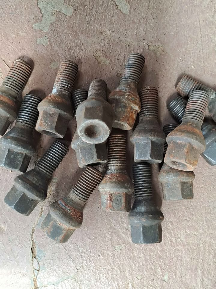 Opel chev wheel nuts all 16 - Private Seller