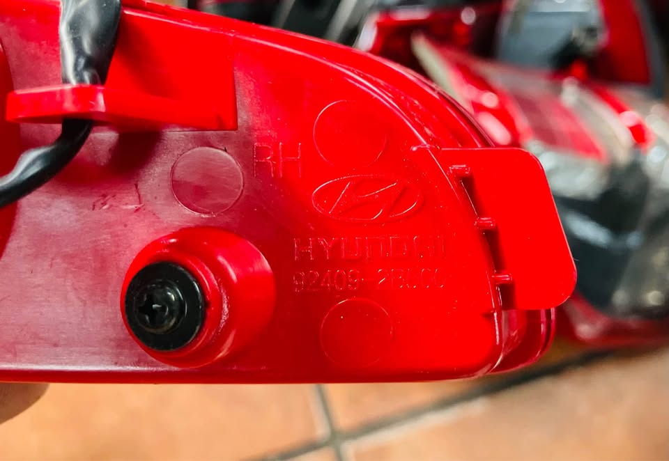 Hyundai Santa Fe back bumper reflector - Private Seller