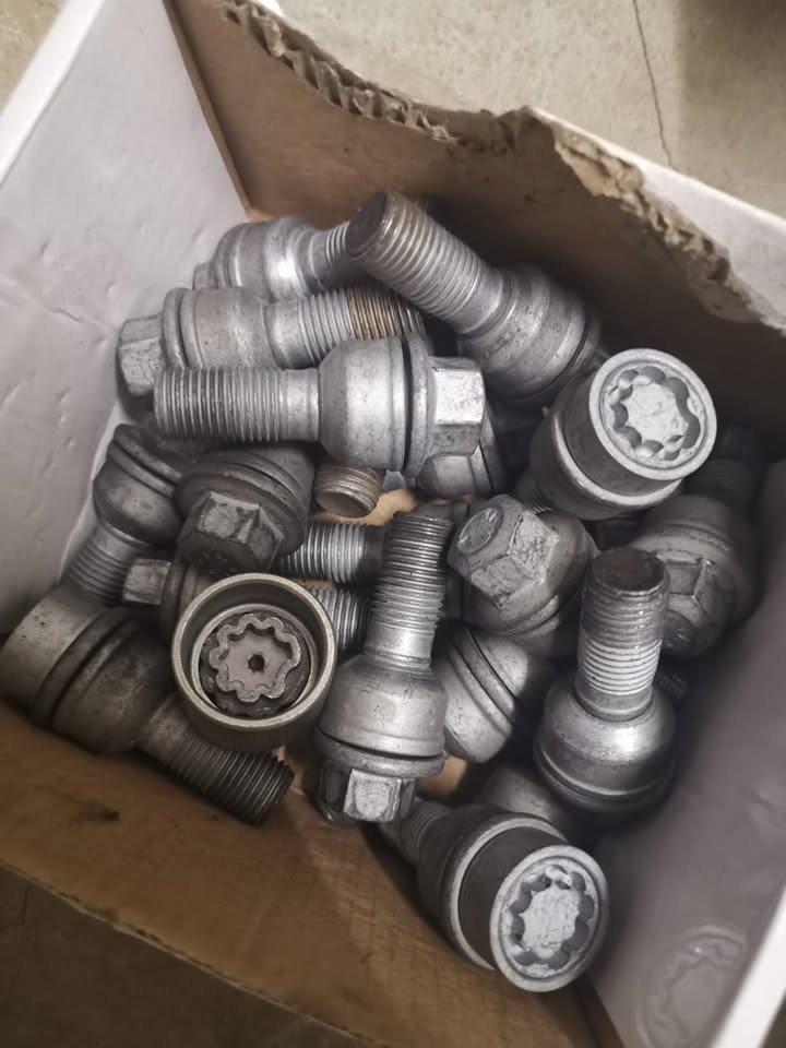 18" new Audi mags,Q2, Q3, A3, A4, VW Golf, VW Caddy etc.set with nuts & lock nuts R6700. - Private Seller 18" new Audi mags,Q2, Q3, A3, A4, VW Golf, VW Caddy etc.set with nuts & lock nuts R6700. - Private Seller