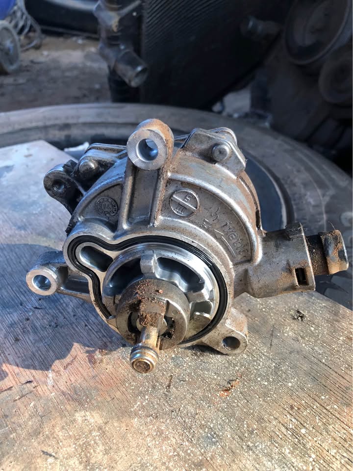Volvo V40 d3 Vacuum Pump - Private Seller