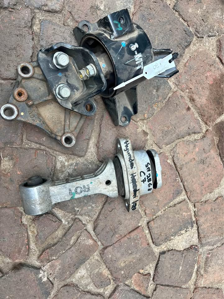 Used 2012 Hyundai i 20 engine and gearbox mounting for sale in