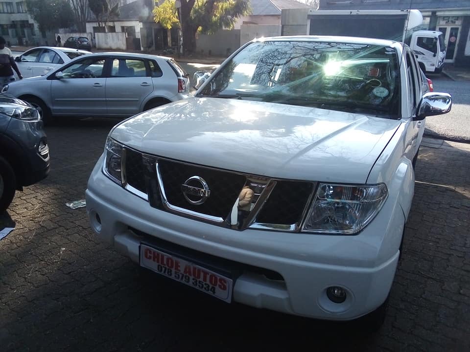 2014 WHITE NISSAN NAVARRA DOUBLE CAB CANOPY MANUAL DIESEL  141000 km