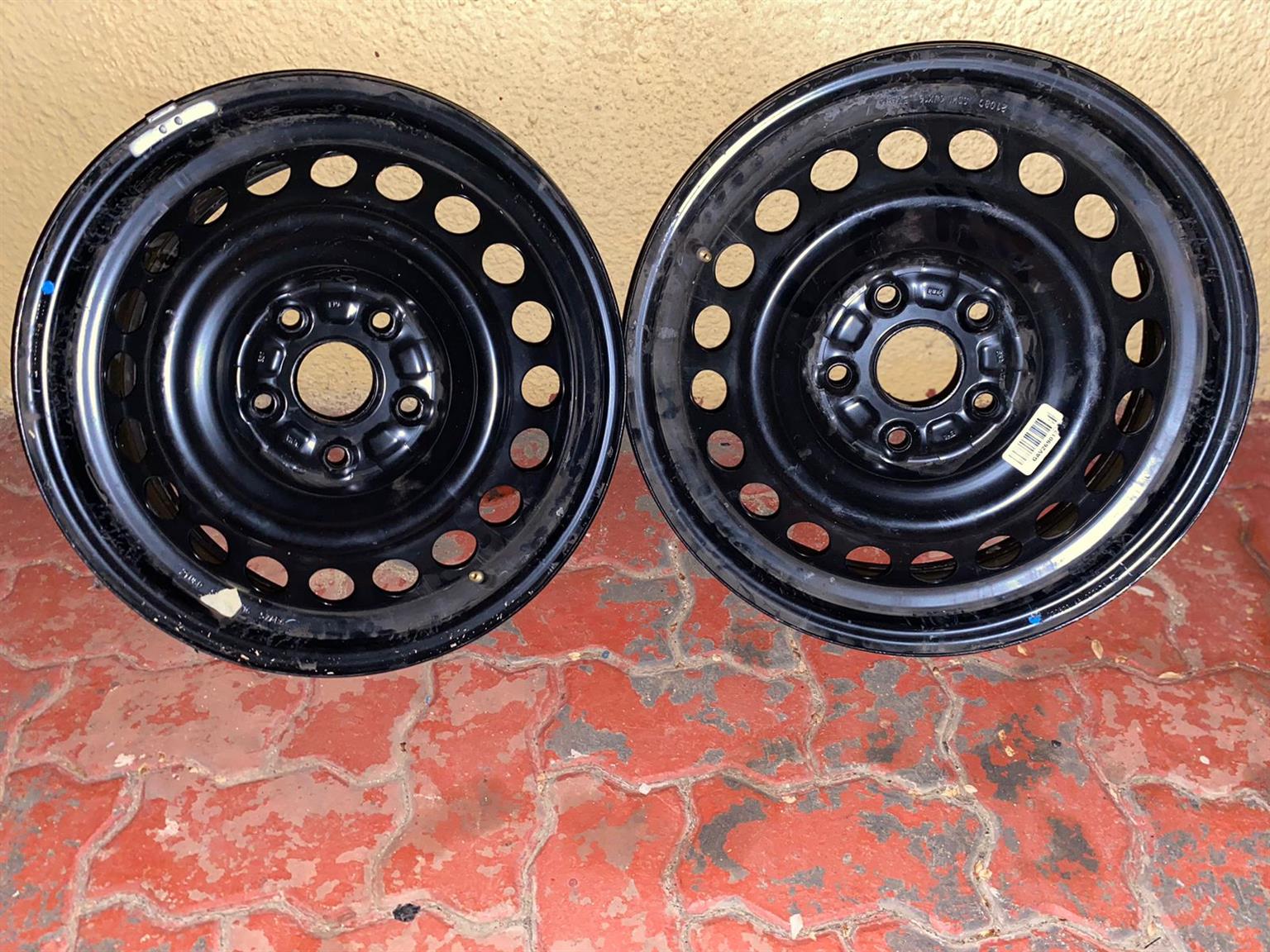 Toyota urban cruiser/Quantum rims(4) And wheel caps(2) | Junk Mail ...