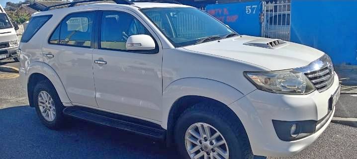 Toyota Fortuner 3.0 d4d 4×2 manual 7 seater2012 model very good condition
