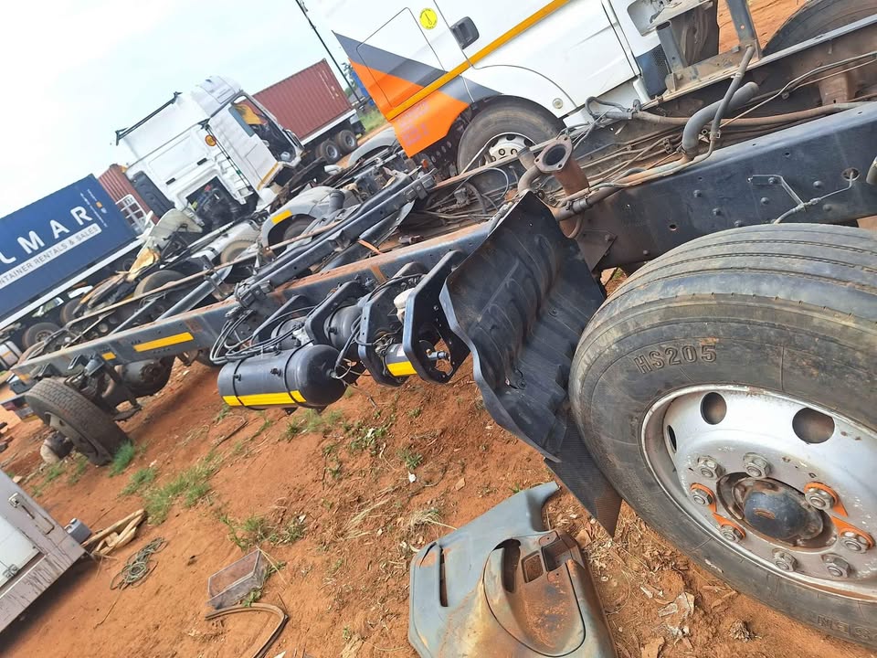 Nissan UD95 chasis with diffs&suspension stripping for parts