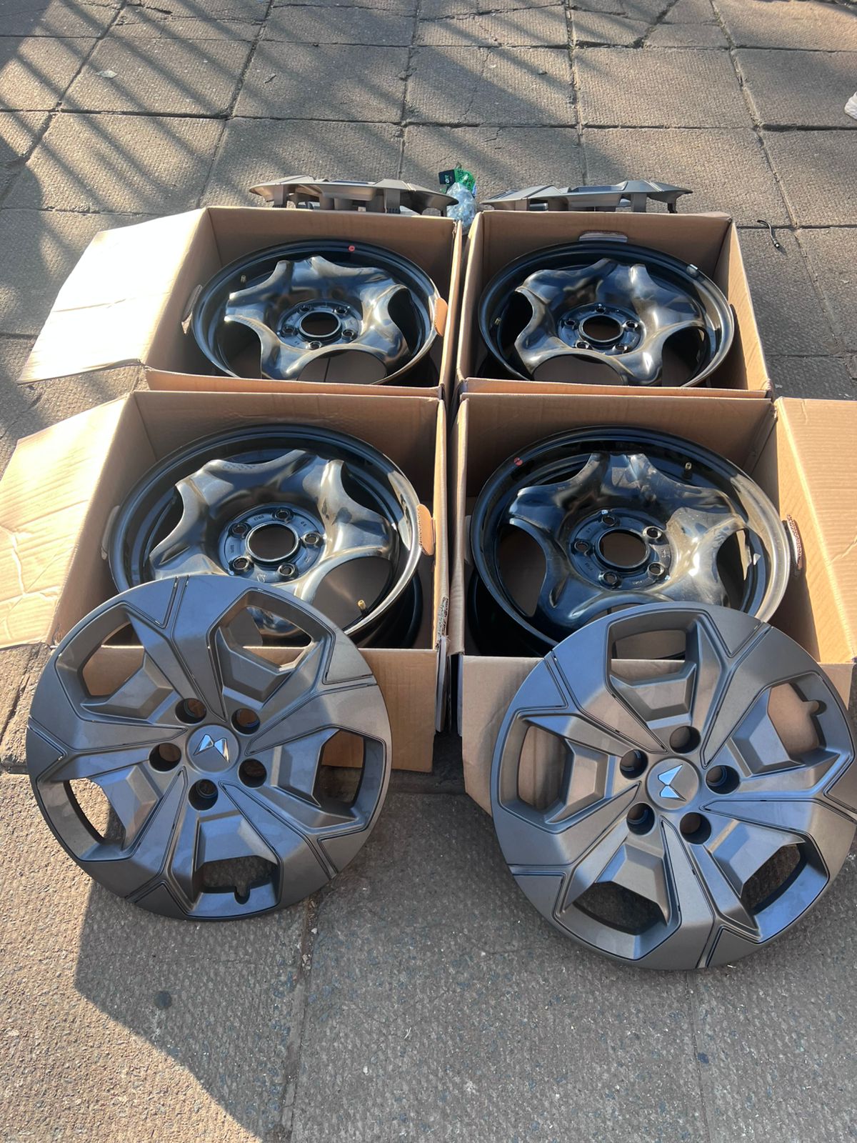 4x 16” Mahindra Rims with wheel caps and locknuts - Private Seller 4x 16” Mahindra Rims with wheel caps and locknuts - Private Seller