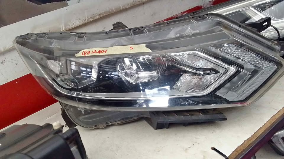 Nissan Qashqai headlight - Private Seller Nissan Qashqai headlight - Private Seller