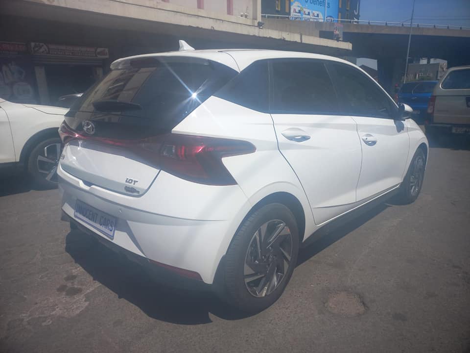 2022 HYUNDAI i20 1.0T PETROL ENGINE, AUTOMATIC TRANSMISSION, WHITE COLOUR, MILEAGE