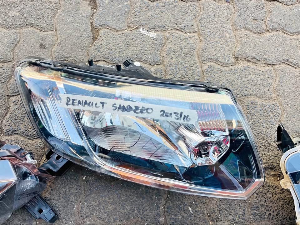 Renault Sandero headlight 2013/16 - Private Seller Renault Sandero headlight 2013/16 - Private Seller