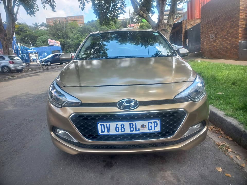 Hyundai i20 1.4 petrol, 2015 Model, Automatic, Gold color, mileage